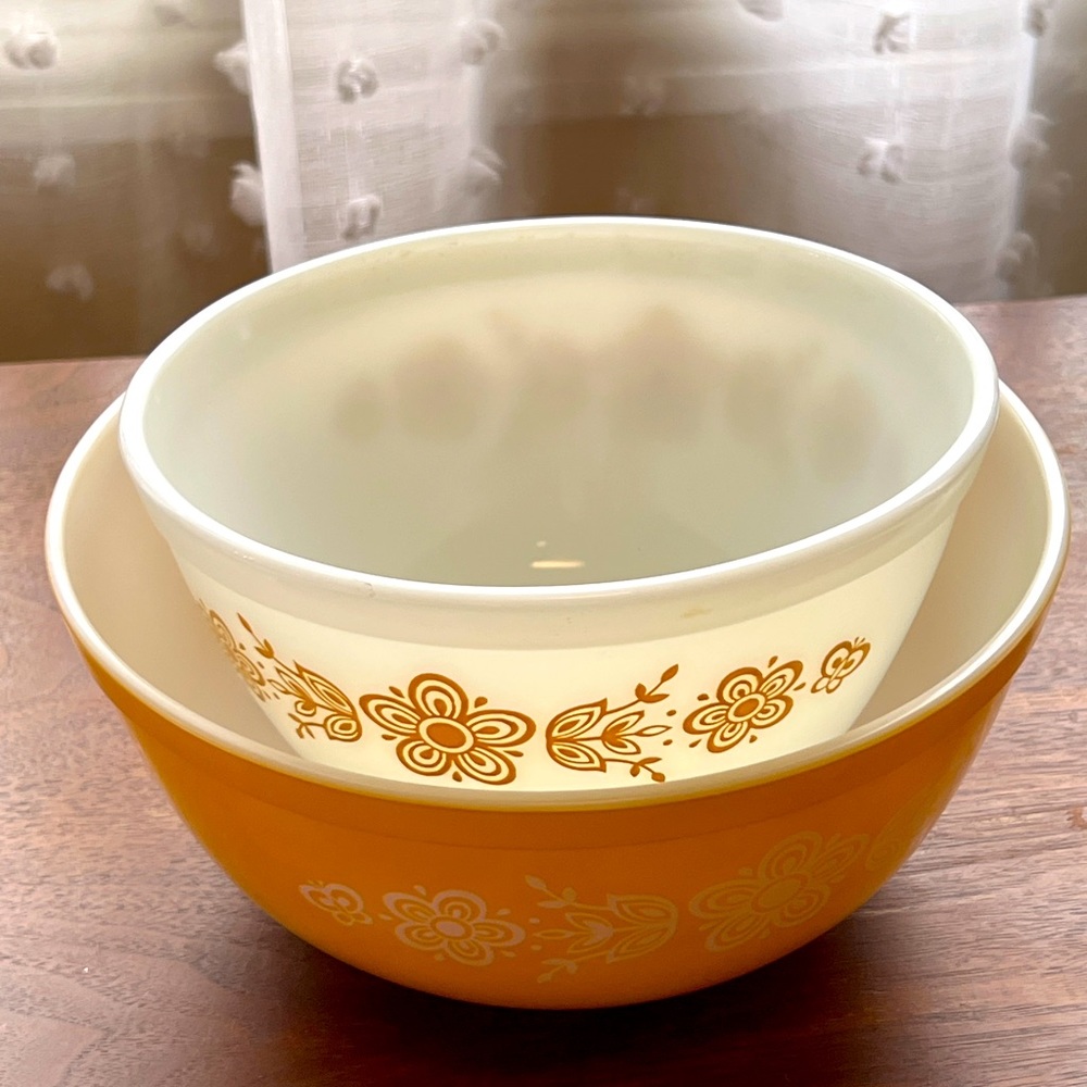 2 Pyrex Butterfly mixing bowls 402, 403 Yellow and white 1950s kitchen decor